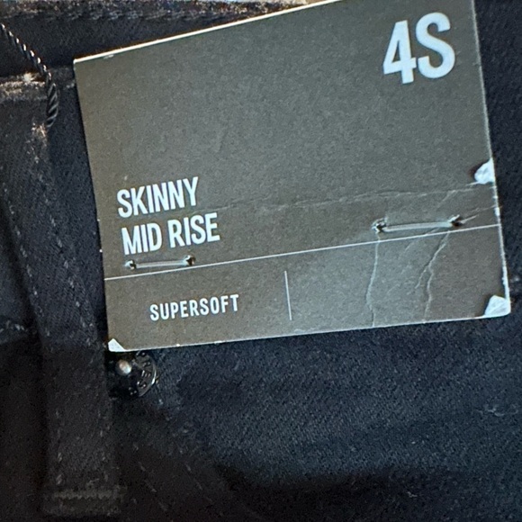 Express NWT Mid Rise Skinny Supersoft Black Jeans SHORT - Picture 6 of 8